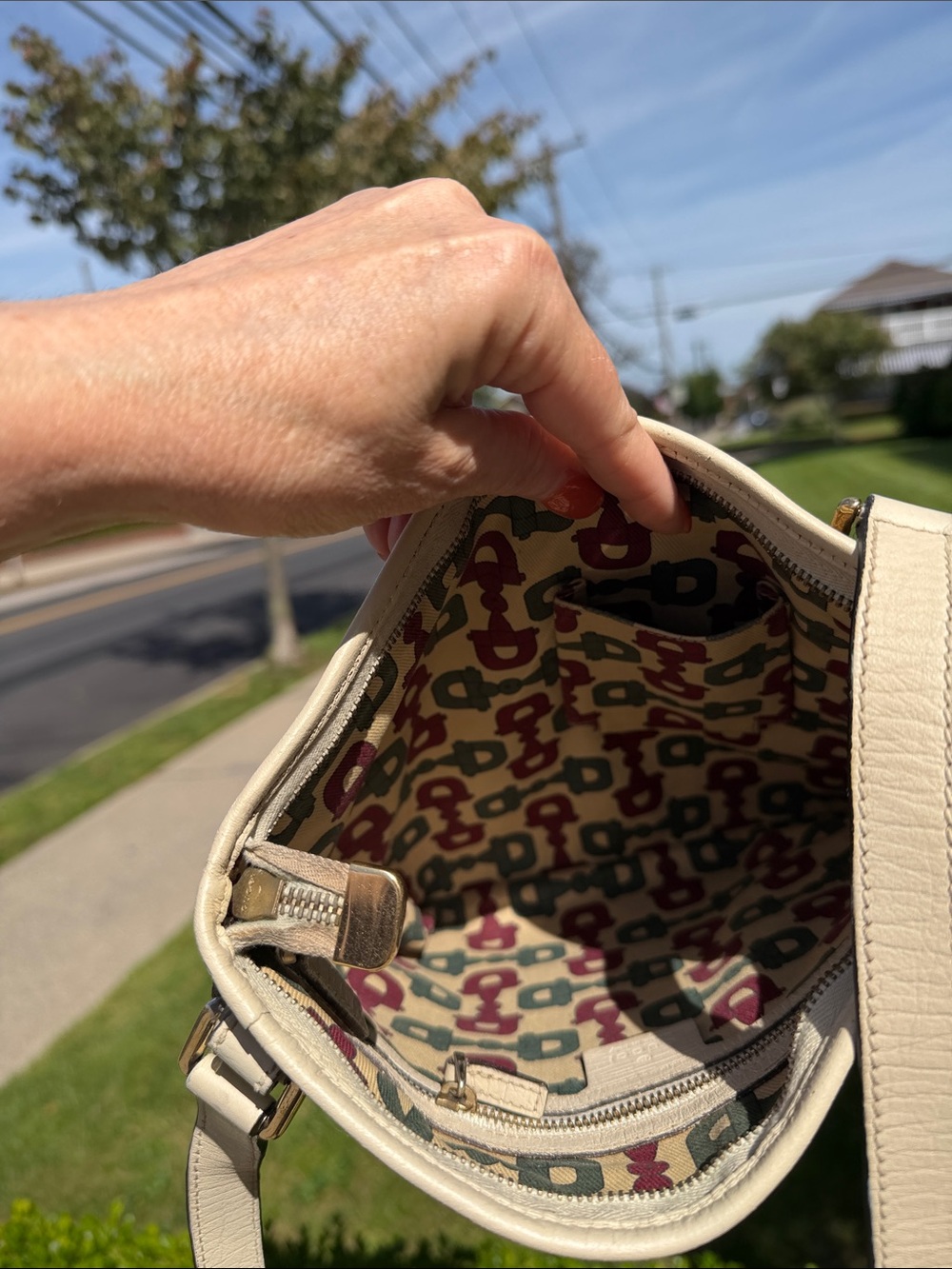 Gucci Beige Monogram Crossbody Bag with Green& Red stripe & COA white leather - Picture 4 of 16